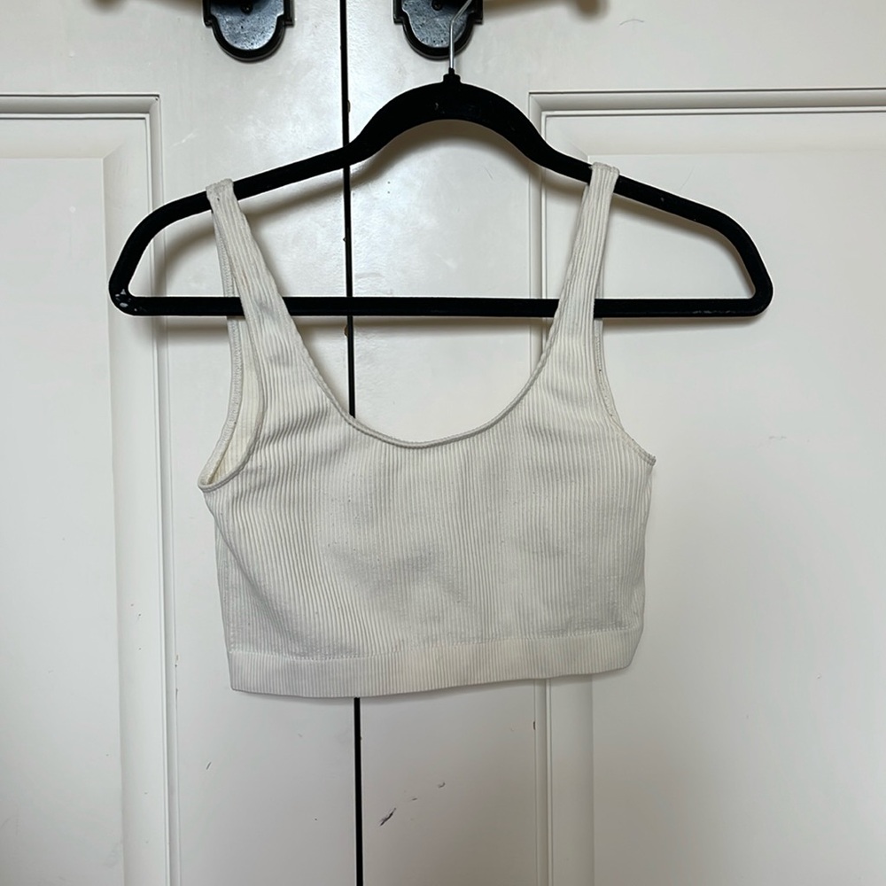 white crop tank top🤍